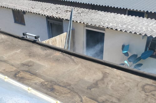 Rook lekt langs overkapping rookproef