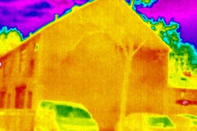 Thermografische gevelscan van woning met zichtbaar warmteverlies